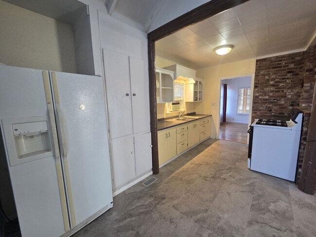 Building Photo - 1764 SE Douglas Ave