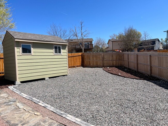 Building Photo - Close to Ft. Carson! 3 bed, 2 bath, 2 car ...