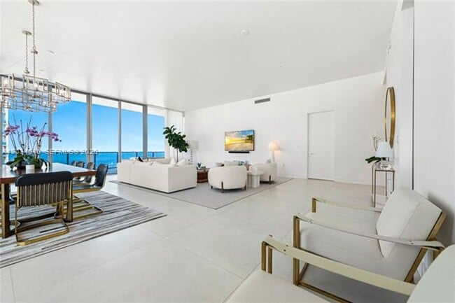 Building Photo - 2669 S Bayshore Dr