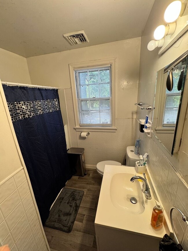 Building Photo - 5 bed 2 bath house with huge backyard