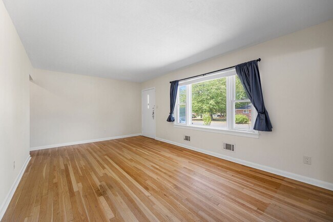 Building Photo - Beautiful 2 Bedroom Corner Lot Property Near Forest Hill Ave ***Available May 2026***