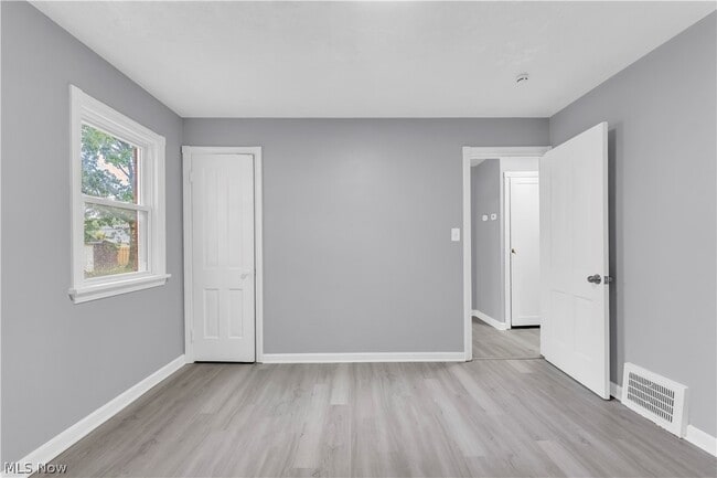 Building Photo - 735 E 256th St