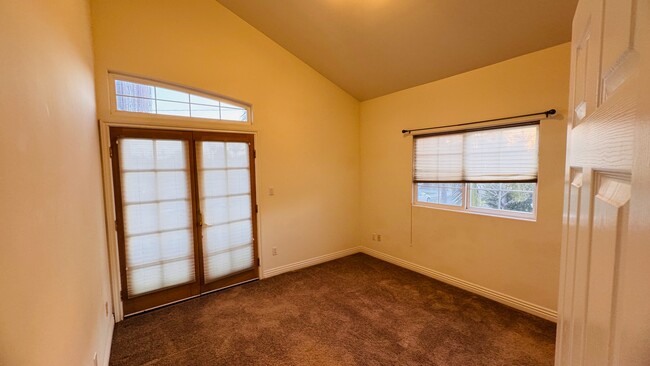 Bedroom with large shared balcony - southwest corner - 2107 Plant Ave