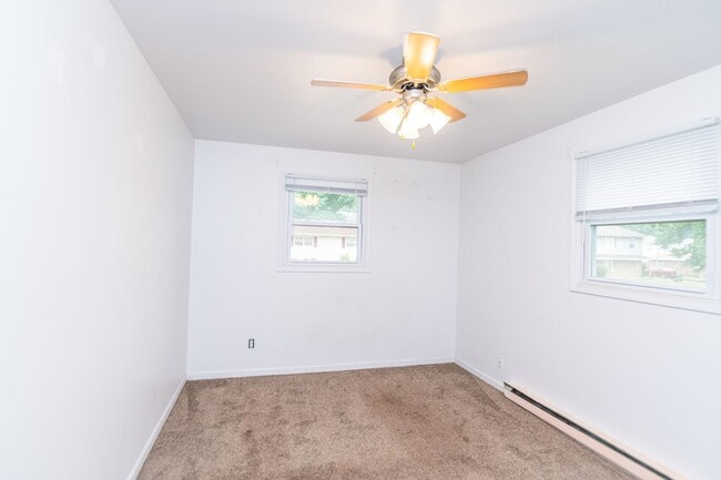 Building Photo - 2 bed 1 bath duplex in Portage