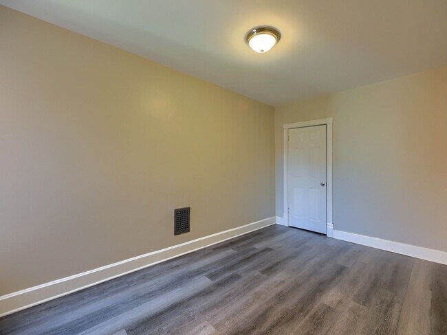 Building Photo - 4 Bedroom Home