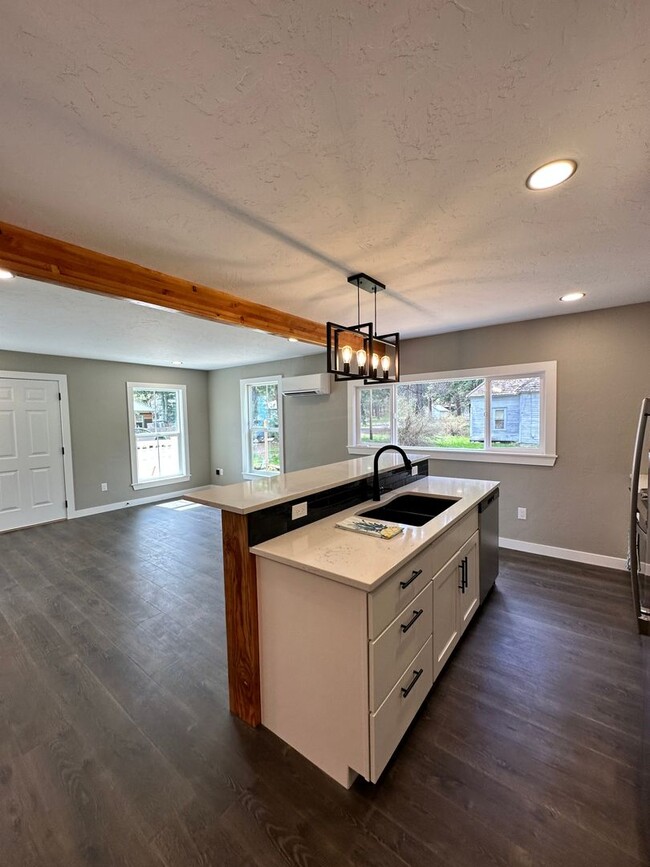 Building Photo - Gorgeous PET FRIENDLY fully remodeled house