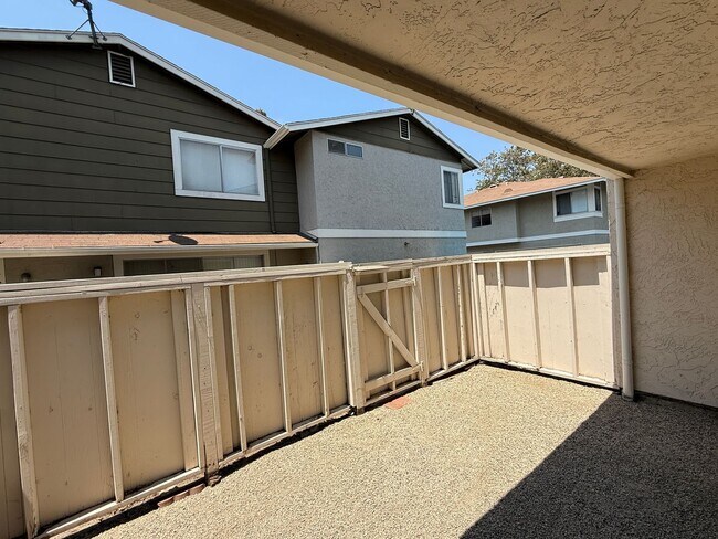 Building Photo - Beautiful Two Bedroom Townhome in San Luis...