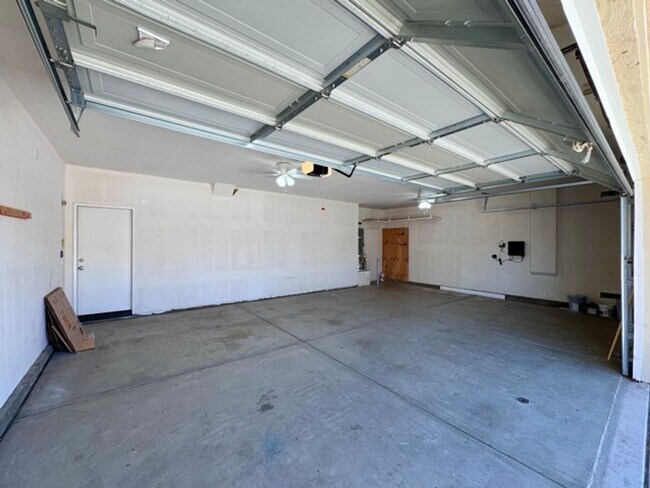 Building Photo - 4 Bedroom Menifee home available now for l...