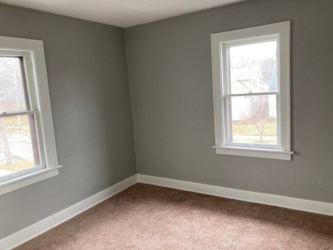 Building Photo - Charming 4 bedroom 2 bathroom House!