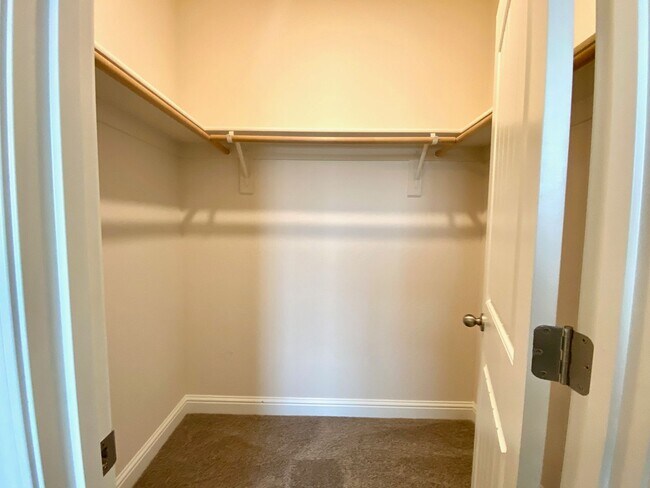 Building Photo - $3,195 Leonard & Shaw, 5 Beds - Alamos Ave...
