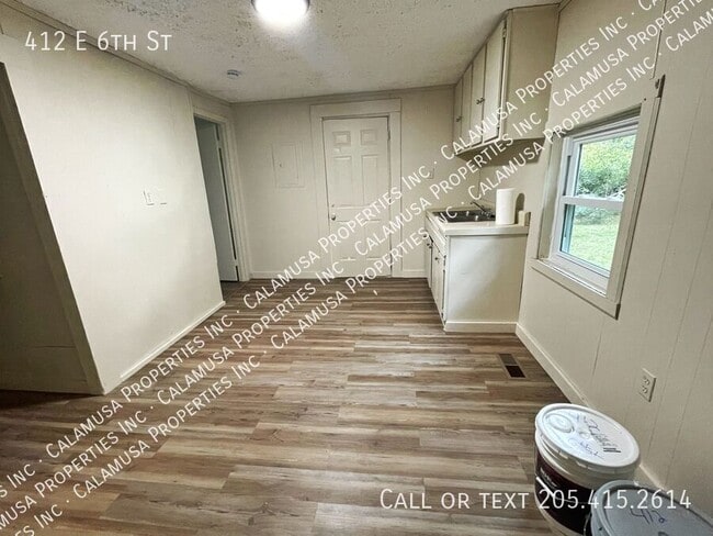 Building Photo - 412 E 6th St