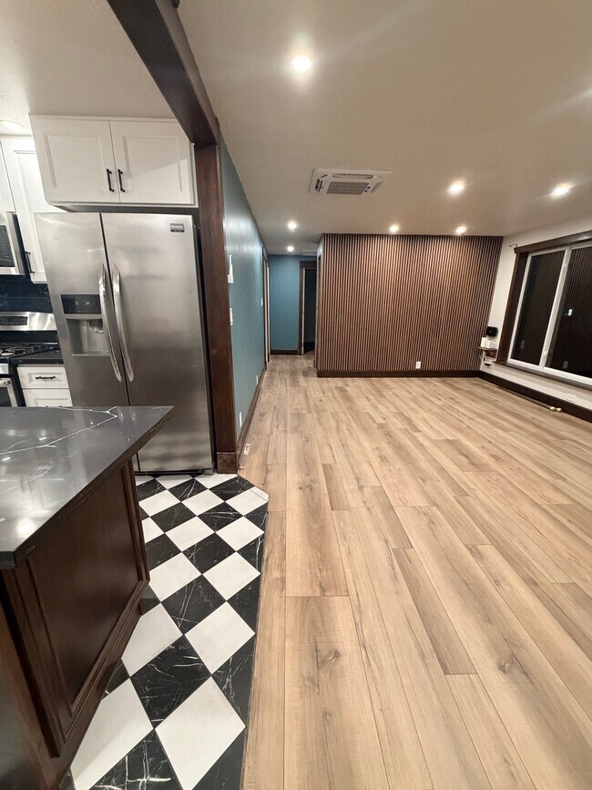 Building Photo - 360 N 300 W
