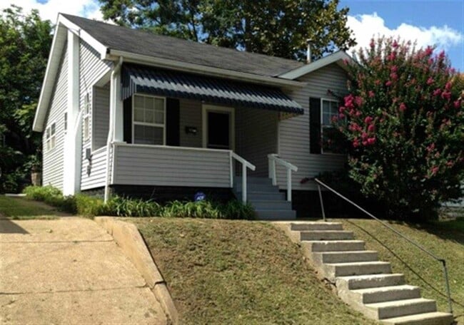 Building Photo - 2 Bedroom 1 Bath House Sycamore St  $750 No Pets  Call (304) 521-2567