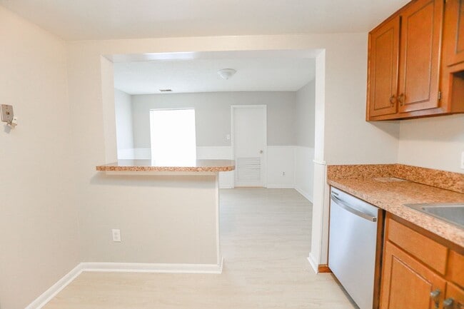Building Photo - Spacious Townhome Updated Throughout!