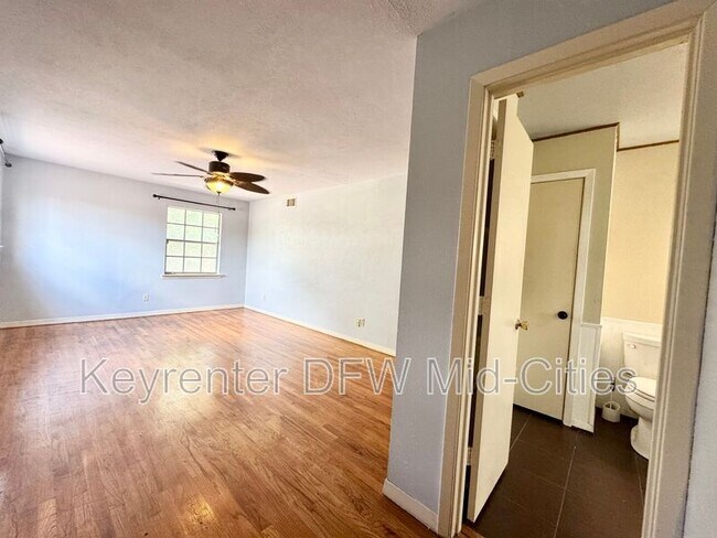 Building Photo - 2505 Crestview Cir