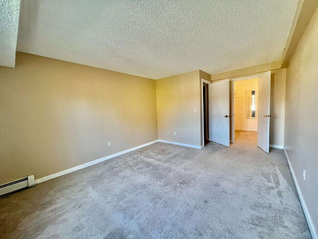 Building Photo - 1 BED/1 BATH TOP FLOOR CONDO UNIT HEAT/HW ...