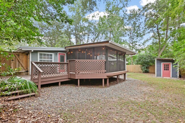 Building Photo - 3/2 House by TMH!! Available April!! fully furnished, 6 or 12 month lease available