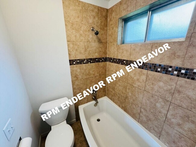 Building Photo - Modern 3-Bed Home in Quiet Neighborhood. F...