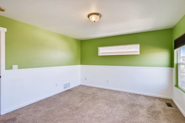 Building Photo - $2170 | 3BR / 3.5BA | Pet Friendly Townhou...