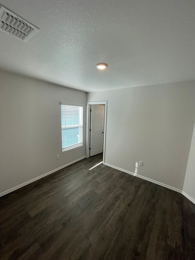 Building Photo - *Pre-Leasing** Four Bedroom | Two Bath Home in Legend Pond