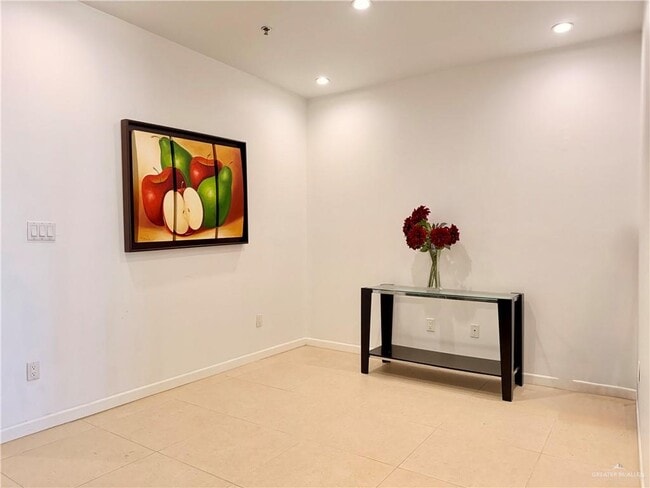 Building Photo - 38 Travis St