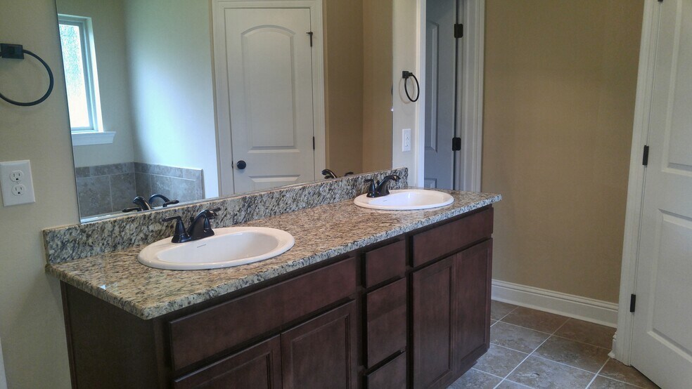 Building Photo - 742 Red Pine Dr