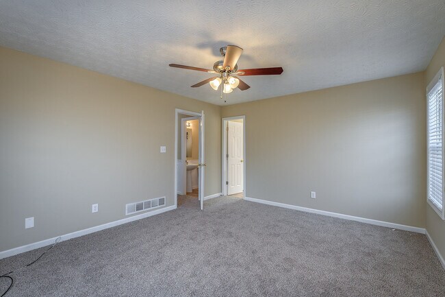 Building Photo - Gorgeous 4-bedroom, 2.5-bathroom home
