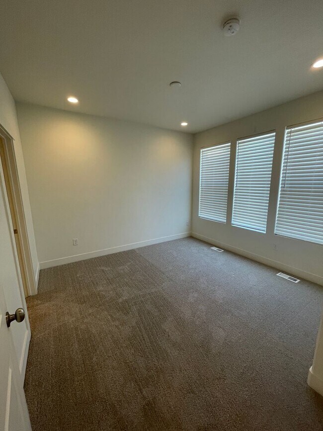 Building Photo - 597 Nichole Ln