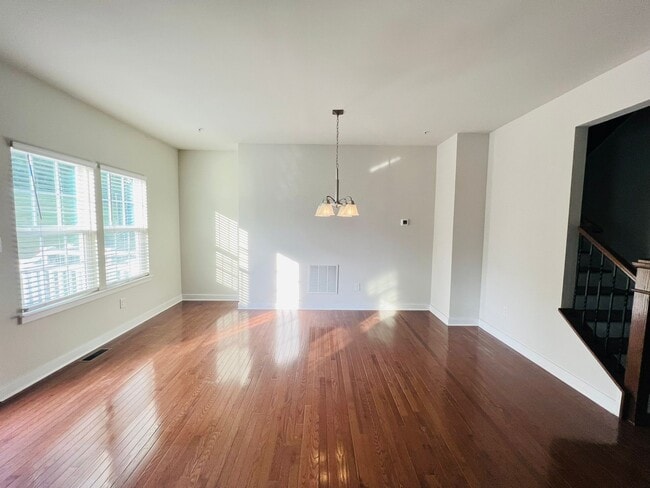 Building Photo - 1303 Samuel Dr