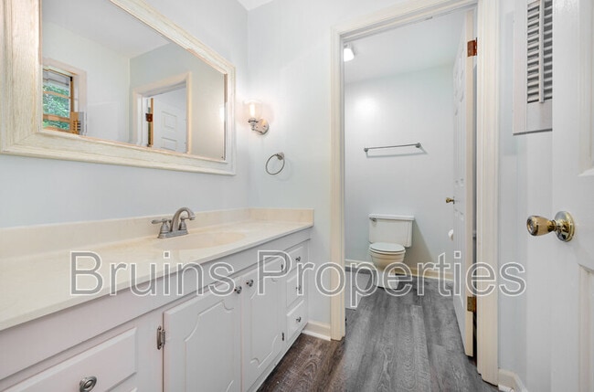 Building Photo - 229 Creekwood Dr