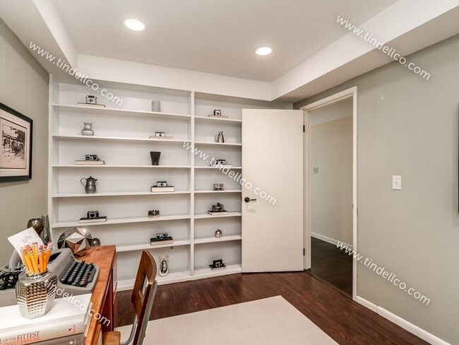 Building Photo - Spacious Mid-Century Modern Home in Counci...