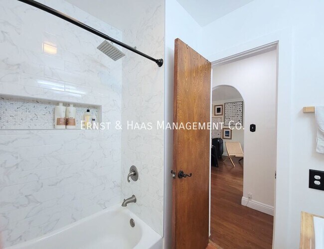 Building Photo - 1023 E 1st St