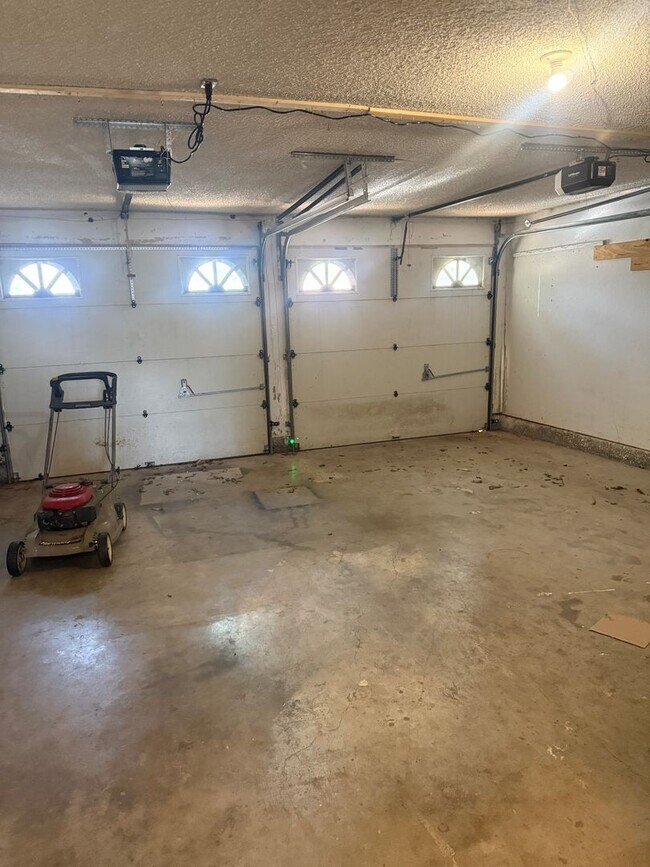 Building Photo - 1082 Castlebury Mansion