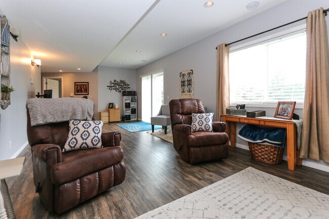 Building Photo - 1715 Fox Run