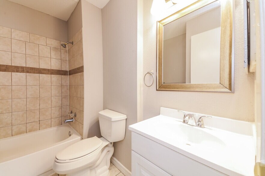 Building Photo - 742 Yale Dr