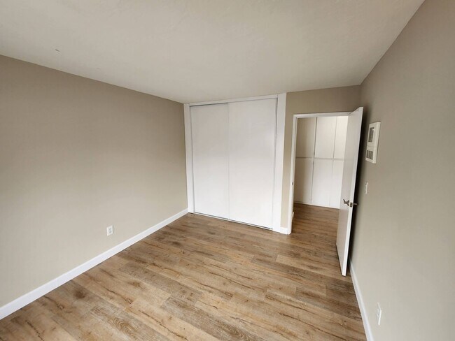 Building Photo - 2BR/1BA San Carlos - Carefree San Carlos Community - Upper Unit