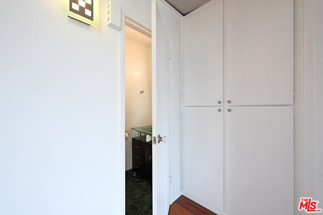 Building Photo - 100 S Doheny Dr