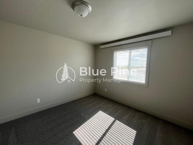 Building Photo - 3565 E Gample Ave