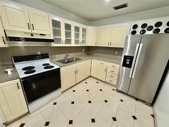 Building Photo - 936 SW 68th Ave