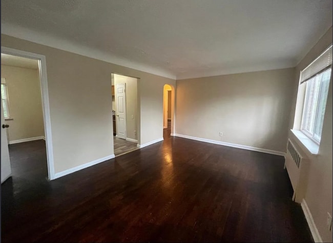 Building Photo - Updated 3-Bed Unit - Spacious!