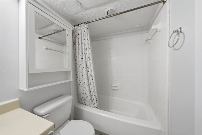 Building Photo - 10855 Meadowglen Ln