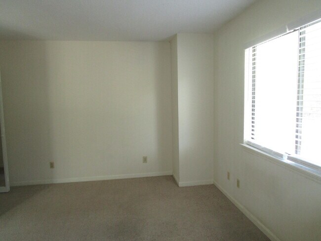 Building Photo - 690 Archdale Dr