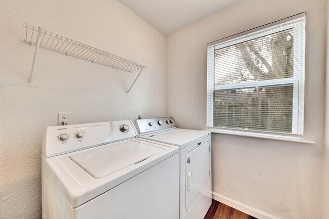 Building Photo - "Charming 2 Bed Apartment in Austin, TX wi...