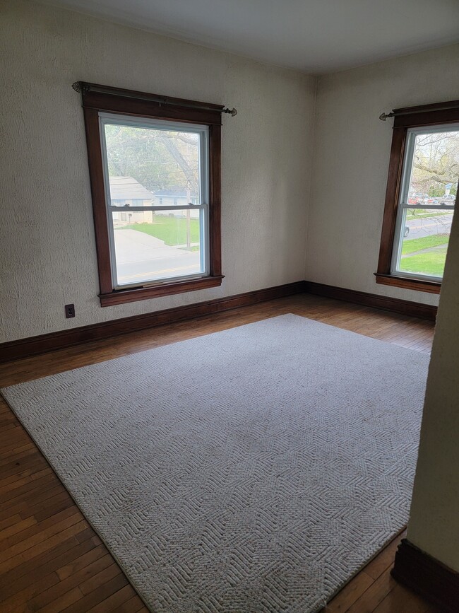 Bedroom - 810 S Kalamazoo Ave