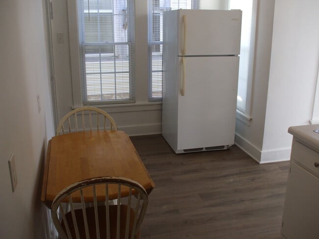 Building Photo - 700 E 11th Ave