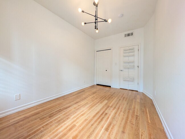 Building Photo - 128 Bright St