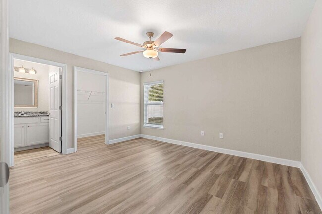 Building Photo - 3BR, 2BA Available Now with Fenced Yard and New Floors, North Marion Oaks