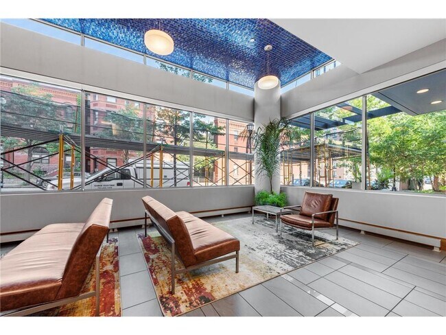 Building Photo - 929 Portland Ave