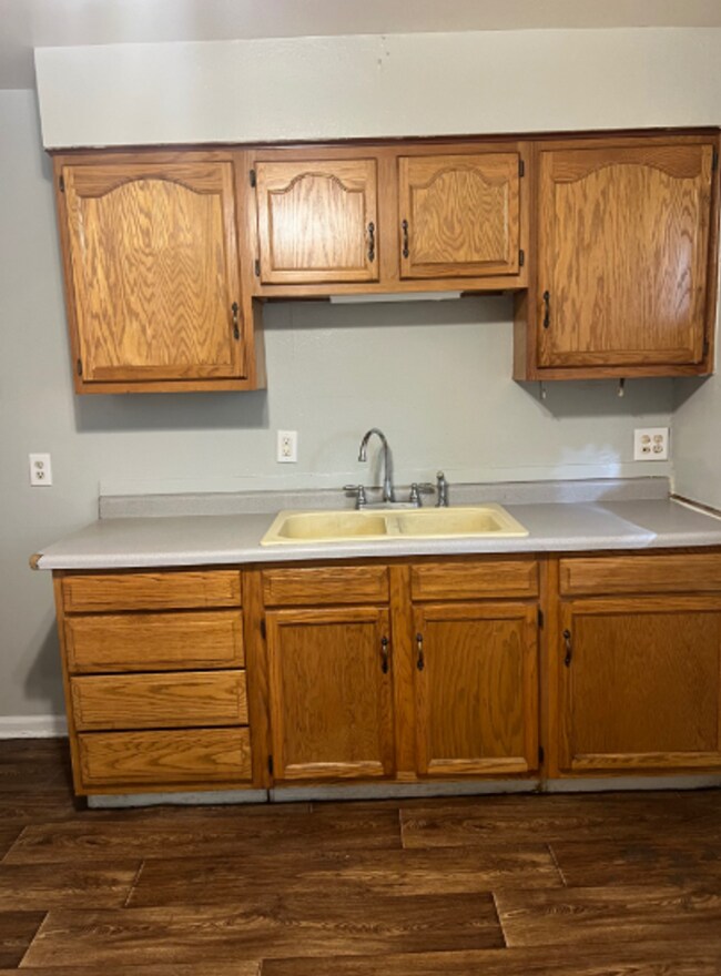 Building Photo - Spacious Two Bedroom Duplex Near MLK and 3...
