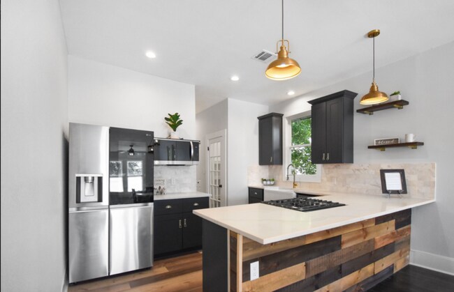 Building Photo - 823 N Palmetto Ave